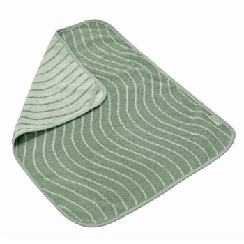 Zielony podkład na przewijak z miękkiego materiału z jasnymi falistymi paskami dla niemowlaka. Leander podkład na przewijak MATTY Woodland Sage Green
