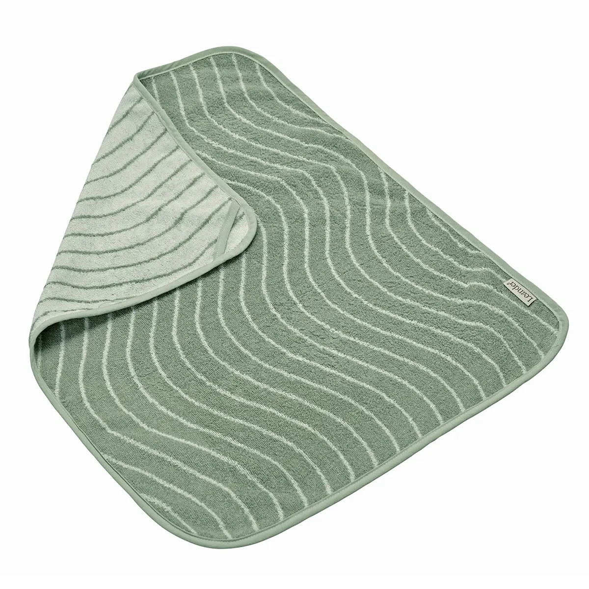 Zielony podkład na przewijak z miękkiego materiału z jasnymi falistymi paskami dla niemowlaka. Leander podkład na przewijak MATTY Woodland Sage Green
