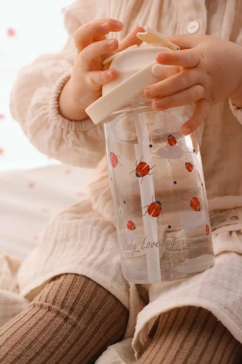 Przezroczysta butelka do picia z białym dzióbkiem i nadrukiem biedronek dla dziecka. Butelka do picia Tritan LADYBUG 500ml z dzióbkiem
