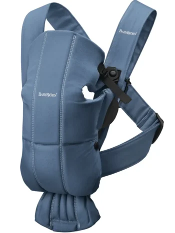 Niebieskie nosidełko dla niemowlaka z regulowanymi paskami i szwami. Babybjorn MINI Woven – nosidełko Niebieski / Vintage Indigo