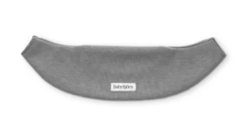 Śliniaczek do nosidełka jasnoszary z materiału jersey dla dziecka. Babybjorn śliniaczek do nosidełka Babybjorn MINI/MOVE Jersey Jasny Szary