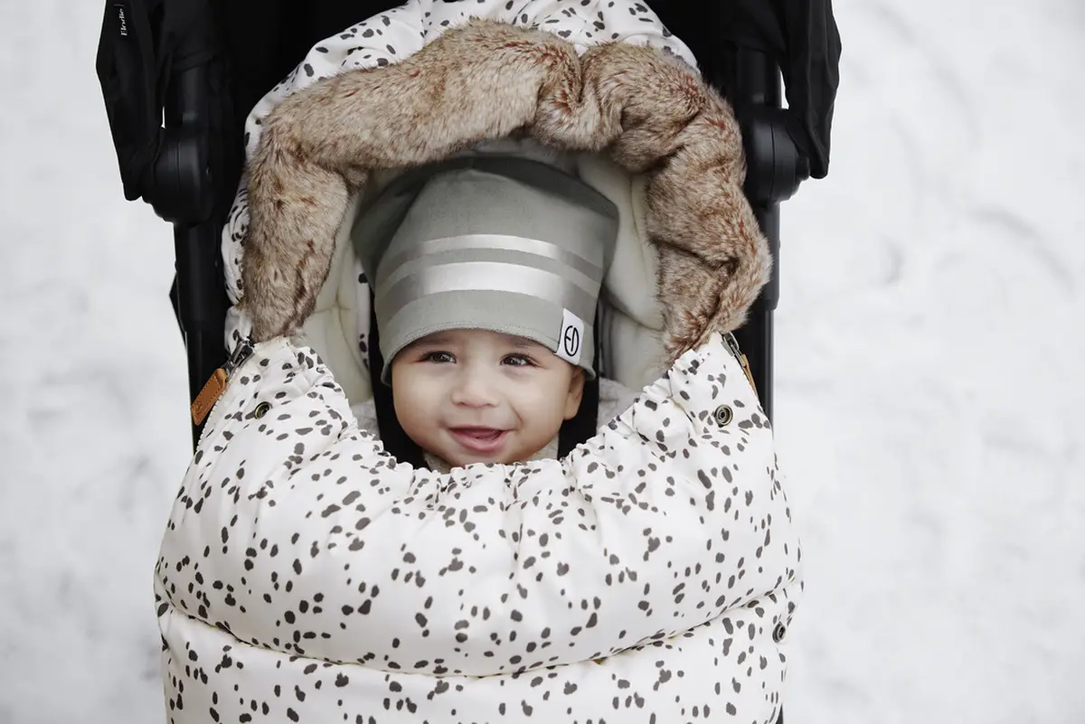 Zielona czapka zimowa dla niemowlaka z dwoma jasnymi paskami na przodzie. Elodie Details Czapka Hazy Jade 0-6 m-cy