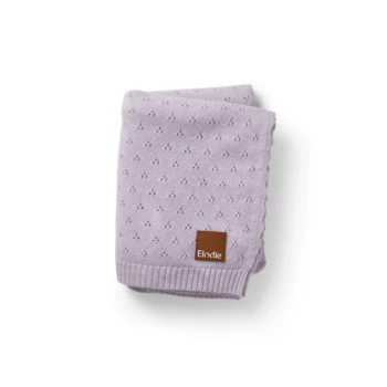 Lawendowy dziany kocyk dziecięcy z ażurowym wzorem i naszywką z nazwą marki. Elodie Details Kocyk Pointelle Lavender Love