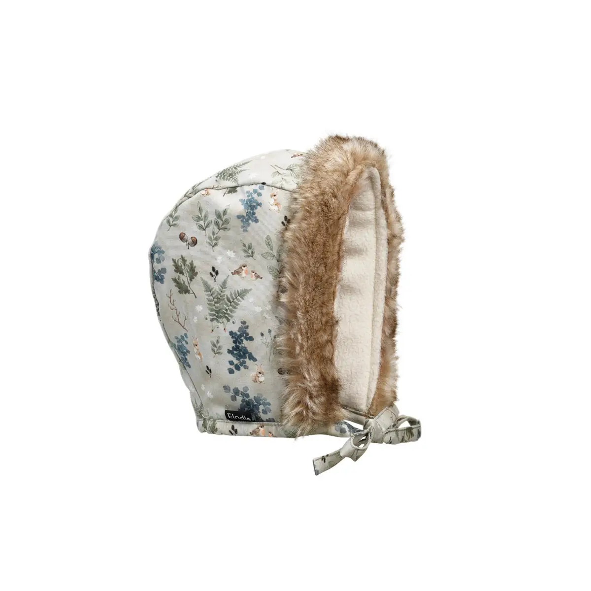 Zimowa czapka dla niemowlaka w jasnym kolorze z leśnym wzorem i futrzanym obszyciem z przodu zawiązywana pod brodą. Elodie Details Czapka Winter Bonnet Fairytale Forest 0-3 m-ce