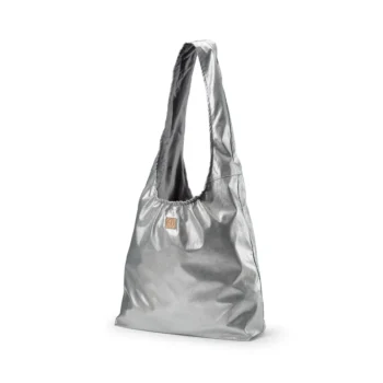 Torba dla mamy na ramię w srebrnym metalicznym kolorze z szerokim paskiem i miękkiego materiału. Elodie Details Torba StrollerShopper Silver Sheen