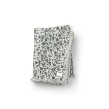 Kocyk bawełniany w jasnym kolorze z granatowym wzorem kwiatowym dla dziecka. Elodie Details Kocyk Soft Cotton Blanket Garden Leo Toile