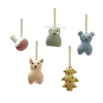 Zestaw 5 zawieszek pluszowych do maty edukacyjnej w kształcie grzyba sowy misia psa i choinki dla niemowlaka. Kid’s Concept Zabawki do maty edukacyjnej woodland 5szt EDVIN