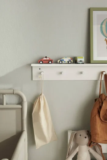 Zestaw trzech drewnianych policyjnych samochodzików w kolorach czerwonym białym i zielonym dla dziecka. Kid’s Concept Zestaw samochodzików (3szt) AIDEN