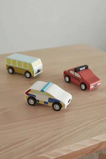 Zestaw trzech drewnianych samochodzików policyjny biały bus czerwony taxi żółty van dla dziecka. Kid’s Concept Zestaw samochodzików (3szt) AIDEN