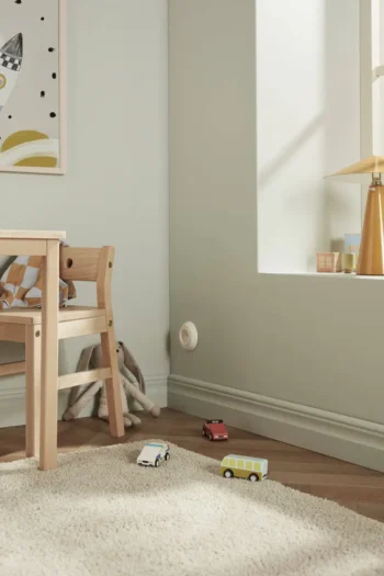 Zestaw trzech drewnianych samochodzików policyjnych biały niebieski czerwony dla dziecka. Kid’s Concept Zestaw samochodzików (3szt) AIDEN