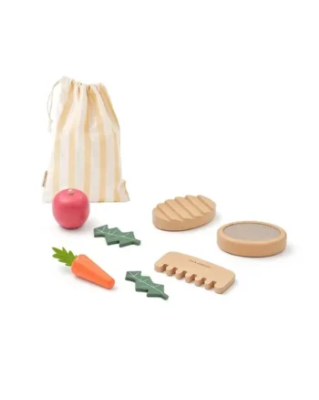 Drewniany zestaw do pielęgnacji konia z grzebieniem szczotką lusterkiem oraz drewnianymi warzywami i woreczkiem w paski dla dziecka. Kid’s Concept Zestaw do pielęgnacji Fuzzy Friends KID’S HUB