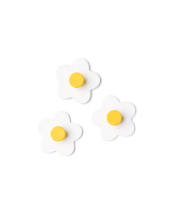 Zestaw trzech białych wieszaków w kształcie kwiatów z żółtym środkiem dla dziecka. Kid’s Concept Wieszaki flower white 3 sztuki