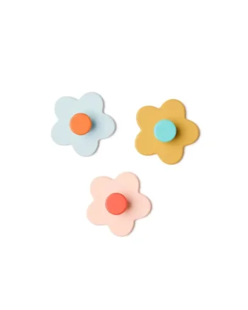 Zestaw trzech dziecięcych wieszaków w kształcie kwiatów w kolorach niebieskim żółtym i różowym. Kid’s Concept Wieszaki flower mix 3 sztuki