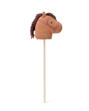 Konik na kiju z brązowym pluszowym pyszczkiem i ciemnobrązową grzywą dla dziecka. Kid’s Concept Konik Hobby horse Vera AIDEN
