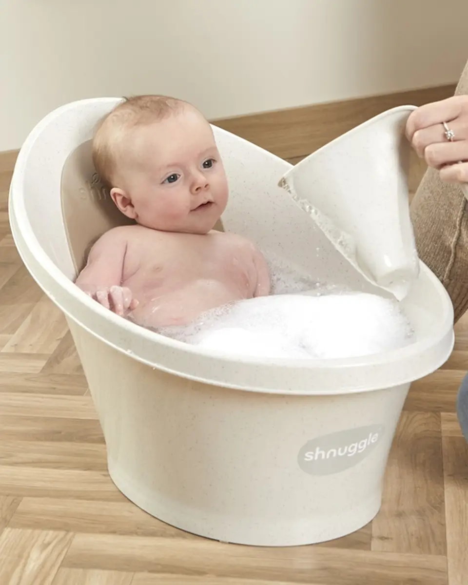Wanienka dla niemowlaka w kolorze beżowym z odpływem z pianką do kąpieli dla dziecka. Shnuggle ECO Wanienka dla Niemowlaka z Odpływem Baby