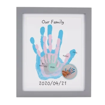 Szara ramka z odciskami dłoni rodziny w różnych rozmiarach i kolorach dla dziecka i rodziców z napisem Our Family i datą. Pearhead Ramka do Odcisku Rąk Rodziny