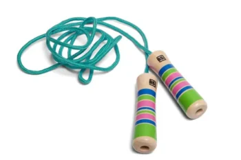 Skakanka turkusowa z drewnianymi rączkami w kolorowe paski dla dziecka. BS Toys Skakanka turkusowa