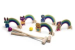 Drewniany zestaw do gry w krykieta dla dzieci z kolorowymi tęczami i zwierzęcymi postaciami oraz dwoma młotkami i piłeczkami. BS Toys Drewniany krykiet dla dzieci zestaw Tęcza