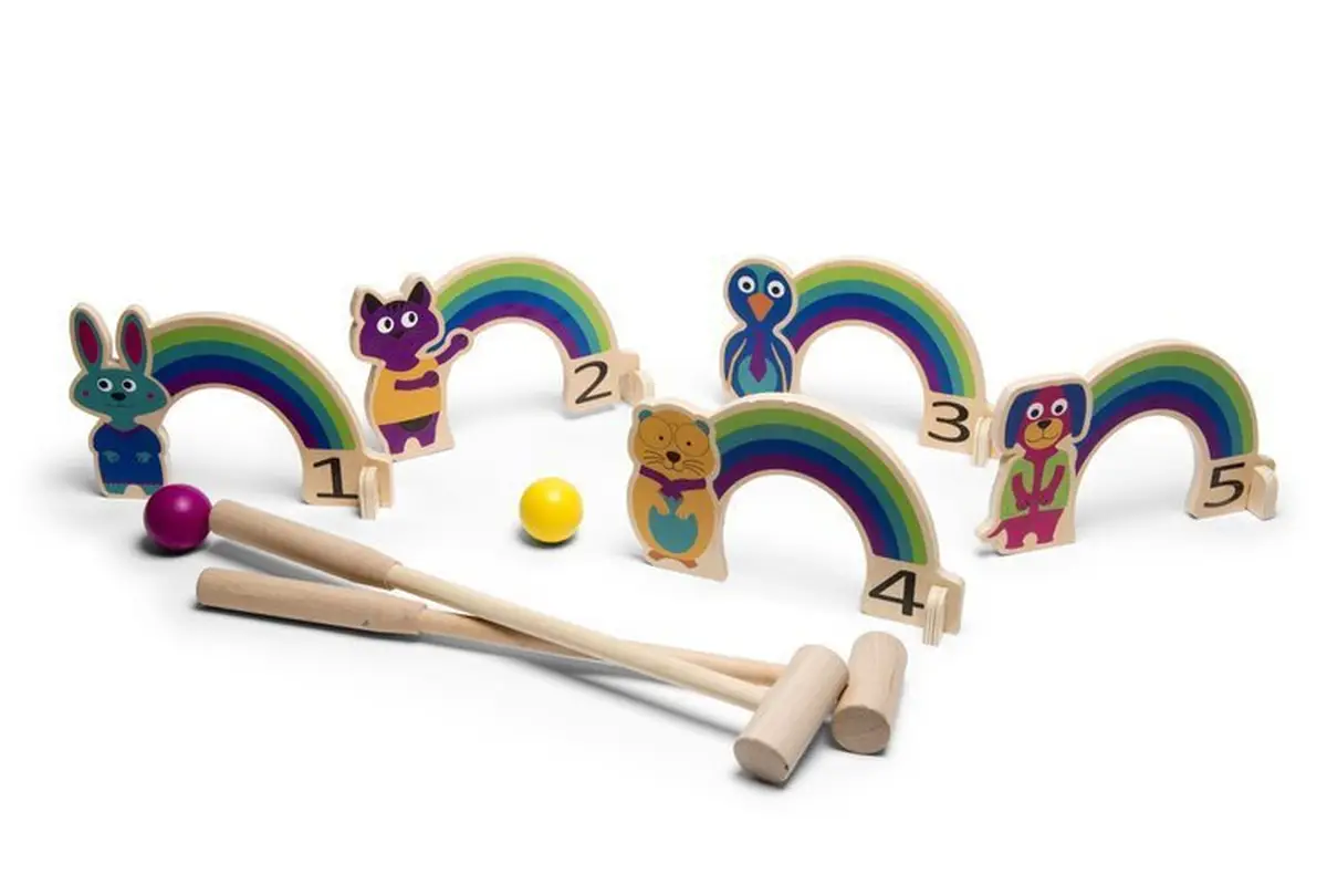 Drewniany zestaw do gry w krykieta dla dzieci z kolorowymi tęczami i zwierzęcymi postaciami oraz dwoma młotkami i piłeczkami. BS Toys Drewniany krykiet dla dzieci zestaw Tęcza