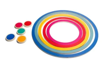 Zestaw kolorowych obręczy i piłeczek do gry zręcznościowej dla dzieci. BS Toys gra zręcznościowa 5 w 1 Sportowe obręcze