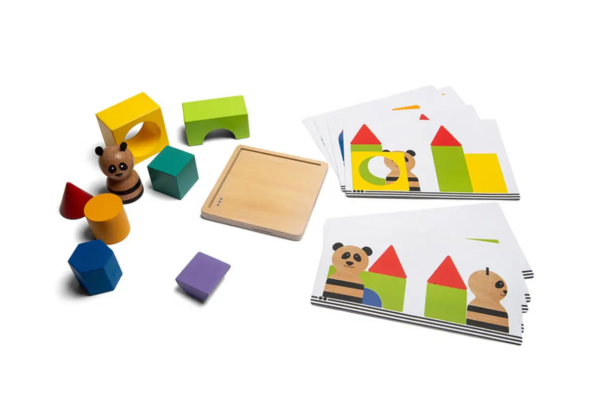 Drewniana gra logiczna puzzle 3D panda elementy w różnych kolorach i kształtach karty z wzorami do układania dla dzieci. BS Toys drewniana gra logiczna Łamigłówka puzzle 3D Panda