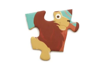 Element układanki z wizerunkiem lwa w kolorach brązowym i zielonym dla dzieci. Scratch Puzzle Konturowe Safari 60 Elementów