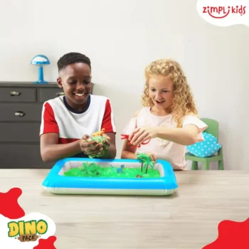Dzieci bawiące się zielonym gelli z figurkami dinozaurów na niebieskiej tacy do zabawy dla dzieci powyżej 3 lat. Zimpli Kids Zestaw do tworzenia gelli z figurkami i tacą Gelli Worlds Dino Pack 3+
