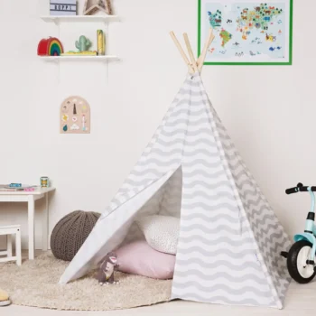 Namiot tipi dla dziecka w szaro-białe fale na jasnym dywanie w pokoju dziecięcym. boppi namiot teepee różowy
