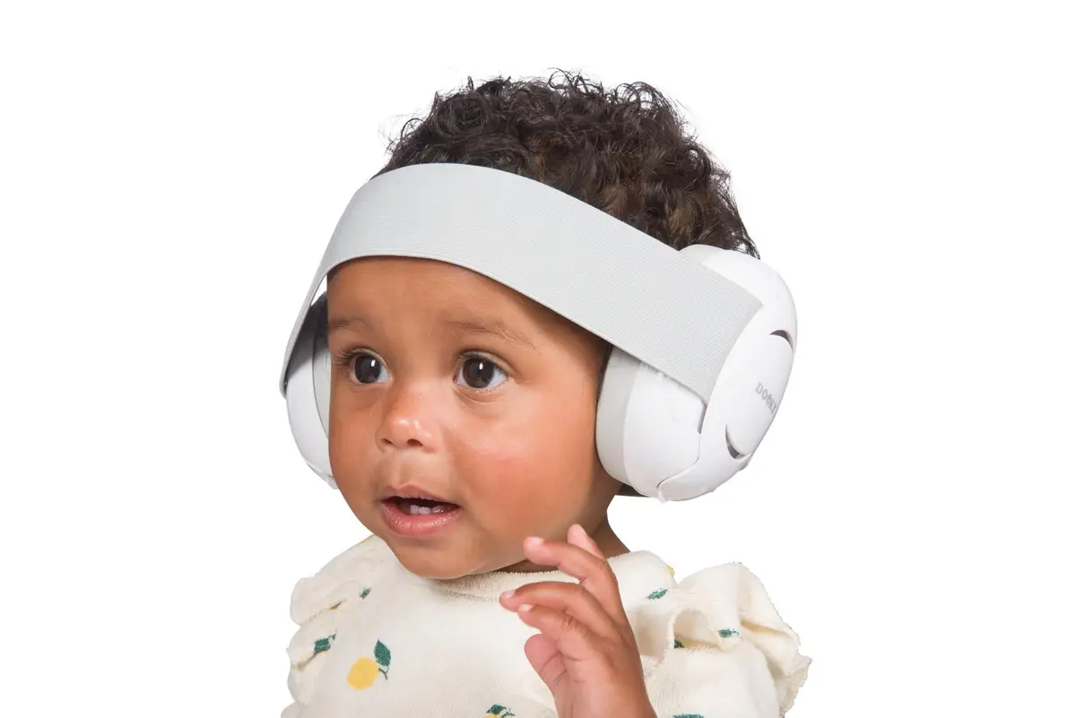 Białe słuchawki ochronne na uszy dla niemowlaka 0-3 lat. Dooky Słuchawki ochronne Baby Earmuff white 0-3 l