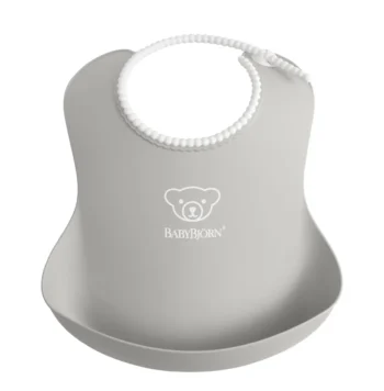 Szary silikonowy śliniak dla dziecka z kieszonką na jedzenie. Babybjorn śliniak Grey