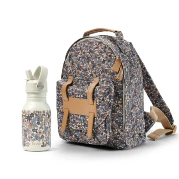 Plecak dziecięcy w kwiatowy wzór niebieski z butelką na wodę w tym samym wzorze dla dziecka. Elodie Details Plecak BackPack MINI Blue Garden +Butelka na wodę Blue Garden ZESTAW