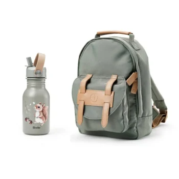 Zielony plecak dziecięcy z jasnobrązowymi paskami i butelka na wodę z nadrukiem wiewiórki dla dziecka. Elodie Details Plecak BackPack MINI Hazy Jade +Butelka na wodę Chipmunk Darling ZESTAW