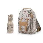Plecak dziecięcy z motywem leśnym w jasnych kolorach z brązowymi paskami i butelka na wodę z tym samym wzorem dla dziecka. Elodie Details Plecak BackPack MINI Nordic Woodland +Butelka na wodę Nordic Woodland ZESTAW