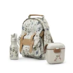 Plecak dziecięcy w jasnym kolorze z motywem roślinnym butelka na wodę z podobnym wzorem lunchbox z grafiką króliczka dla dziecka. Elodie Details Plecak BackPack MINI +Butelka na wodę Fairytale Forest +Lunchbox Bunny Darling ZESTAW