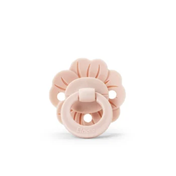 Smoczek dla niemowlaka w kształcie kwiatu w kolorze pudrowego różu z pierścieniem do trzymania. Elodie Details Smoczek Binky Bloom Powder Pink