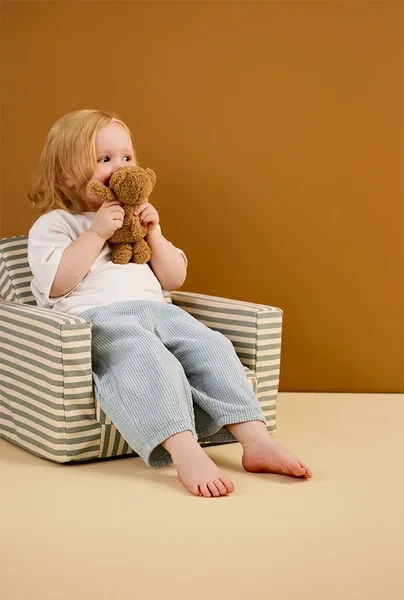 Dziecięcy składany fotel w paski w odcieniach szarości i bieli dla dziecka. Kid’s Concept Składany fotel w paski