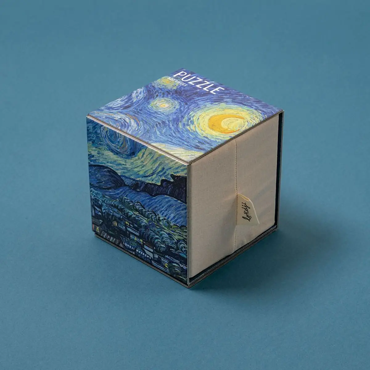 Kostka puzzle z motywem obrazu Gwiaździsta noc Van Gogha w odcieniach niebieskiego i żółtego. Londji Puzzle Cube Van Gogh Starry Night
