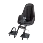 Czarny fotelik rowerowy dla dziecka z pasami bezpieczeństwa i podnóżkami. Bobike Fotelik row. GO MINI urban black