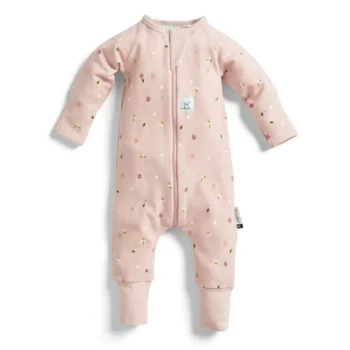 Różowy śpiworek z nogawkami dla niemowlaka w drobne kwiaty zapinany na zamek. ergoPouch Śpiworek z nogawkami 12M 1.0TOG Daisies