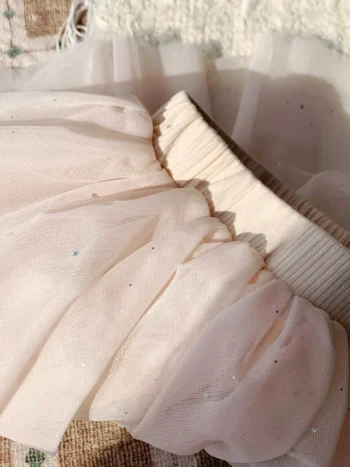 Kremowa błyszcząca spódnica tiulowa z elastycznym pasem French Vanilla dla dziewczynki. Fig&Pear Kremowa błyszcząca spódnica tiulowa French Vanilla