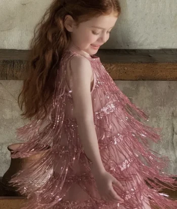 Dziewczynka w różowej cekinowej sukience z frędzlami dla dziecka. Fig&Pear Cekinowa sukienka z frędzlami Fringe Sequin Dress