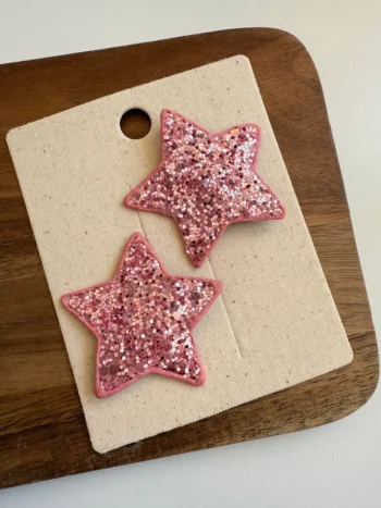 Brokatowe spinki do włosów w kształcie gwiazdek różowe 2 sztuki. Fig&Pear Brokatowe spinki do włosów Shiny Star różowe 2 pak