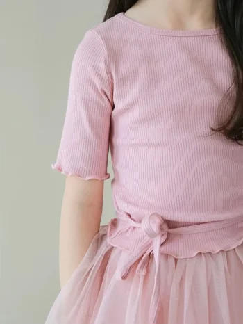 Różowa koszulka z krótkim rękawem i sznurowaną kokardą dla dziewczynki. Fig&Pear Koszulka z krótkim rękawem i sznurowaną kokardą Ballet Pink