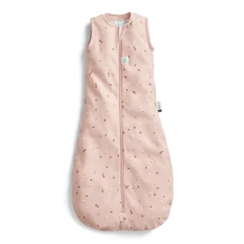 Różowy śpiworek dla niemowlaka z nadrukiem drobnych kwiatów bez rękawów zapinany na zamek. ergoPouch Śpiworek Jersey3-12M 1.0TOG Daisies