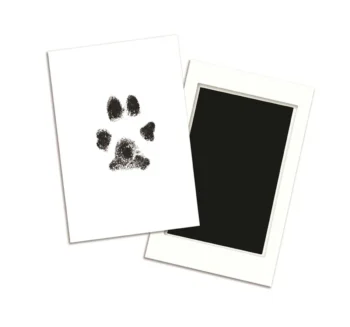 Biała karta z czarnym odciskiem łapy obok biała ramka na zdjęcie dla miłośników zwierząt. Pearhead Atramentowy Odcisk Łapy Clean-Touch