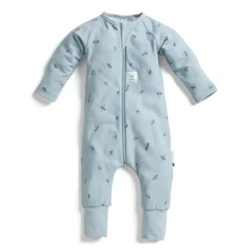 Niebieski śpiworek z nogawkami dla niemowlaka z nadrukiem ważek na całej powierzchni. ergoPouch Śpiworek z nogawkami 1.0TOG Dragonflies 6-12M
