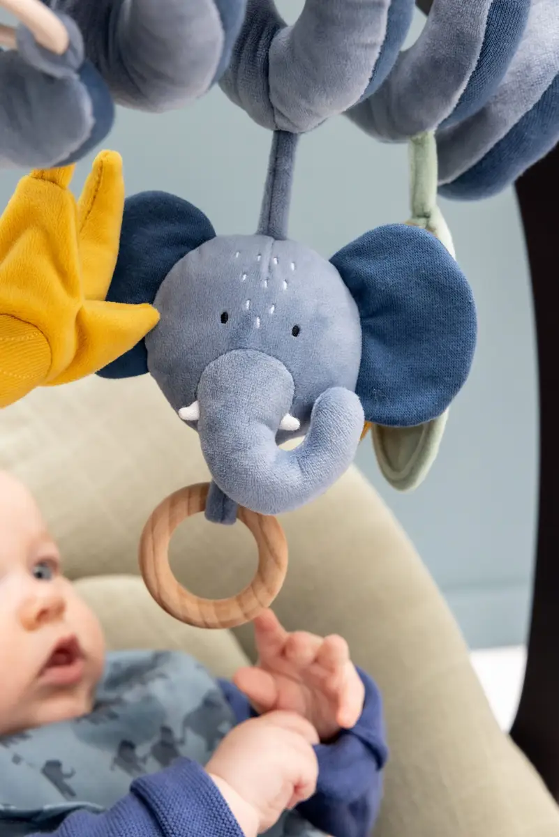 Zawieszka spirala sensoryczna słoń niebieski z drewnianym kółkiem dla niemowlaka. Trixie Spirala aktywizująca sensoryczna Słoń Baby