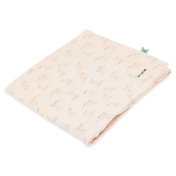 Muślinowy otulacz w jasnoróżowym kolorze z delikatnym wzorem króliczków dla niemowlaka 110x110 cm. Trixie Muślinowy otulacz 110x110cm Rosy Rabbit Baby