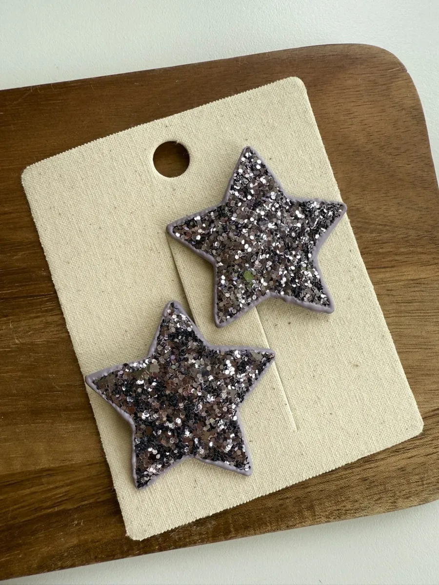 Brokatowe spinki do włosów w kształcie gwiazdek fioletowe 2 sztuki. Fig&Pear Brokatowe spinki do włosów Shiny Star Lilac 2 pak