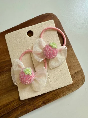 Różowe gumki do włosów z ozdobą truskawki 3D i tiulową kokardą dla dziewczynki 2 sztuki. Fig&Pear Różowe gumki do włosów truskawki 3D 2 pak